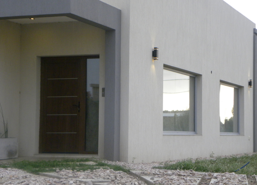 Puerta de PVC simil madera y ventanas PVC línea gris